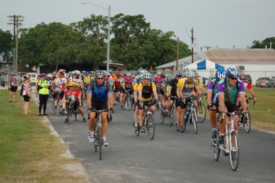 100 Tandem Teams begin the Saturday ride